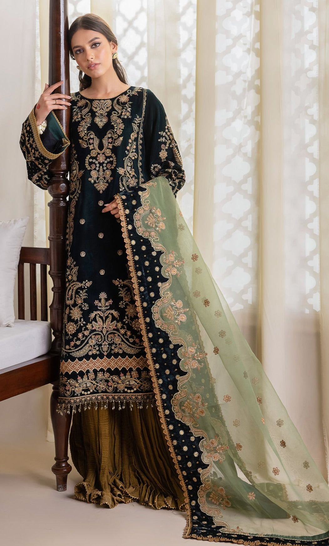 Baroque Embroidered Velvet Collection UF-423 YourLibaas UAE Baroque Embroidered Velvet Collection UF-423 YourLibaas UAE